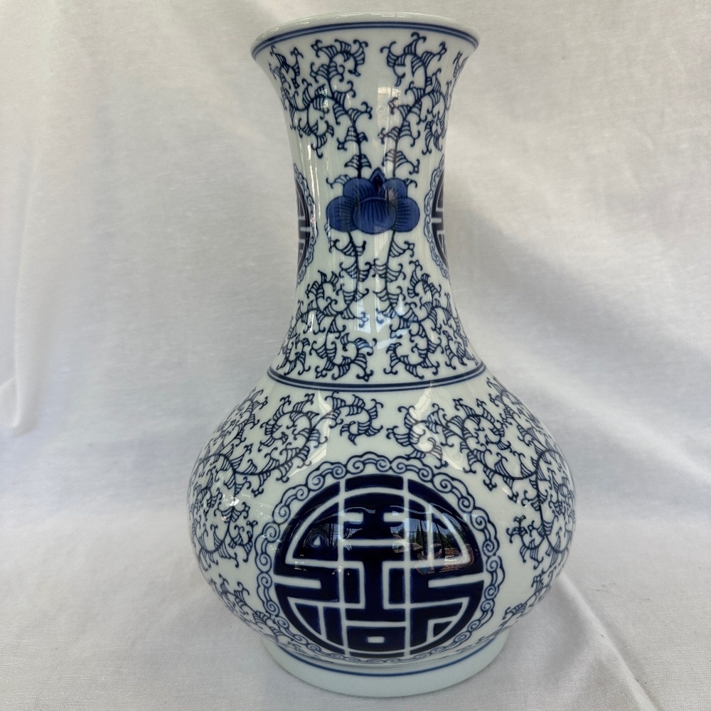 Vintage Blue and White Porcelain Chinese Vase - Picture 3 of 4